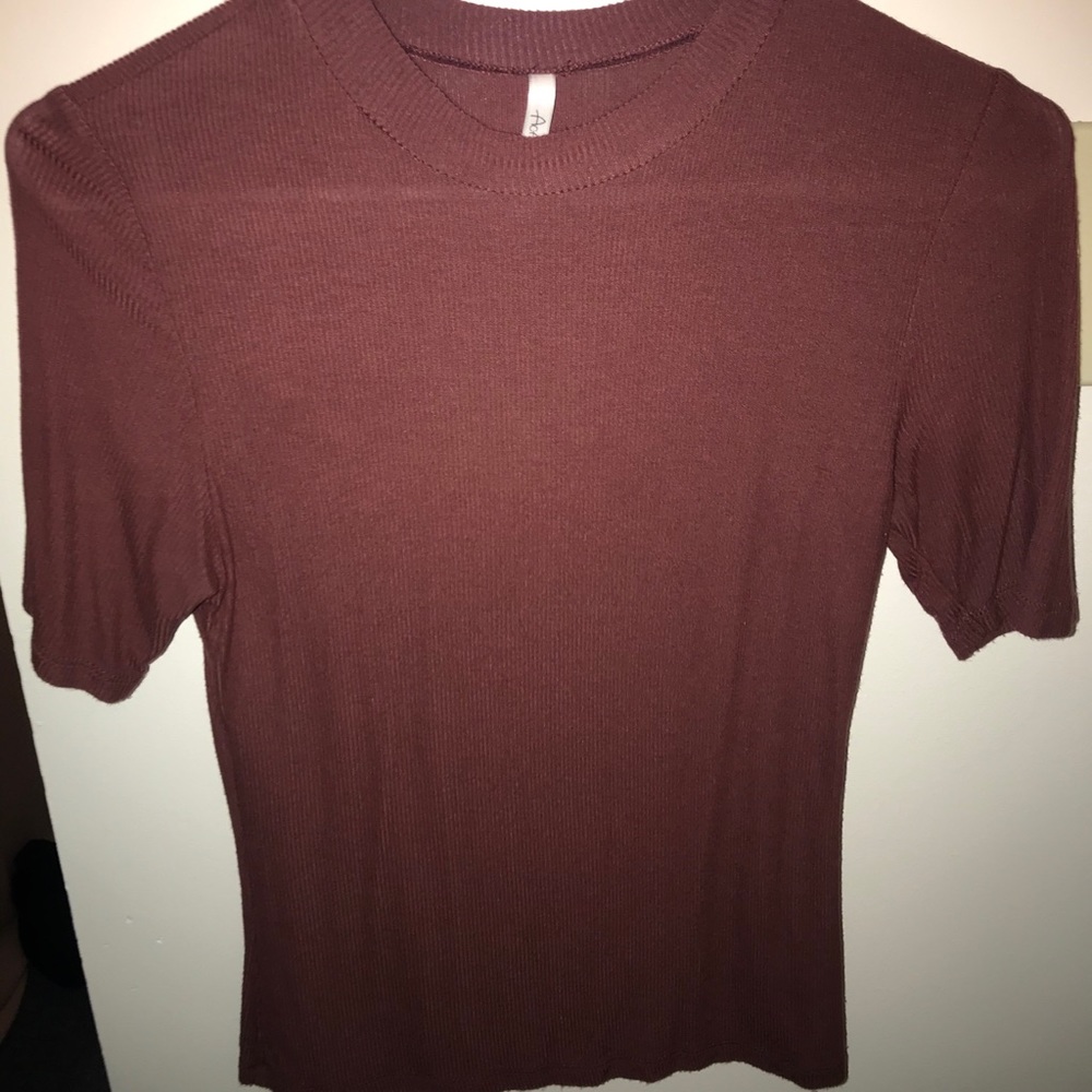 Fitted medium sleeve shirt